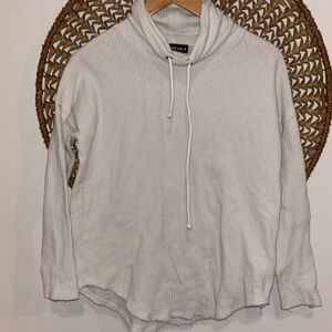 Wantable cream waffle knit mock turtleneck sweaterhsirt size small